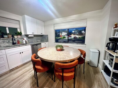 Family friendly! Hot Tub, 3 King Beds. Fire Pit. Minutes to airport/downtown.