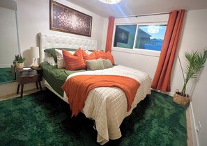 5 bedrooms, desk, iron/ironing board, travel cot - Family friendly! Hot Tub, 3 King Beds. Fire Pit. Minutes to airport/downtown. (Salt Lake City)