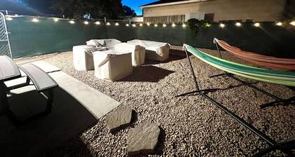 Family friendly! Hot Tub, 3 King Beds. Fire Pit. Minutes to airport/downtown.