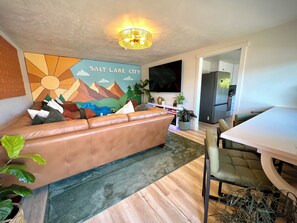 Smart TV, fireplace, books - Family friendly! Hot Tub, 3 King Beds. Fire Pit. Minutes to airport/downtown. (Salt Lake City)