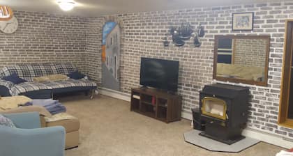 Charming 1-bedroom house in gorgeous Custer with WiFi car rental available. Suit