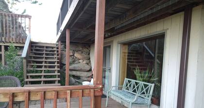 Charming 1-bedroom house in gorgeous Custer with WiFi car rental available. Suit