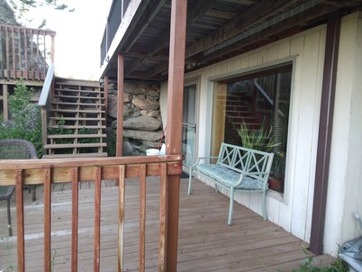 Charming 1-bedroom house in gorgeous Custer with WiFi car rental available. Suit
