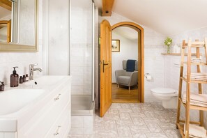 Shower, hair dryer, towels - Country house Klara, 1-4 pers., 75m², bedroom, double room, shower/WC, bathroom (Bischofswiesen)
