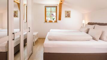 1 bedroom, bed sheets