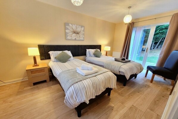 4 bedrooms, iron/ironing board, free WiFi, bed sheets