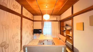 Casa básica, vista para a cidade | Área de estar