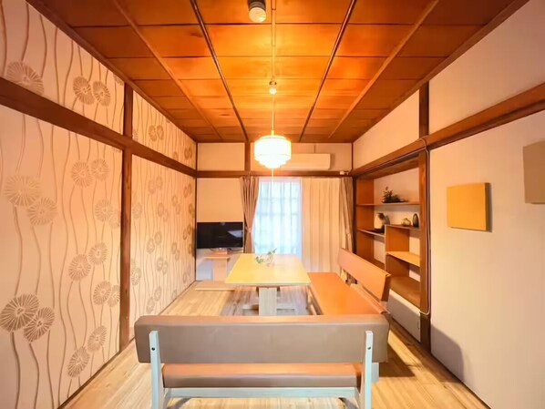 Basic House, City View | Living area