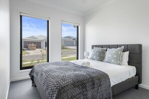 4 bedrooms, iron/ironing board, WiFi, bed sheets