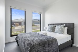 4 bedrooms, iron/ironing board, WiFi, bed sheets