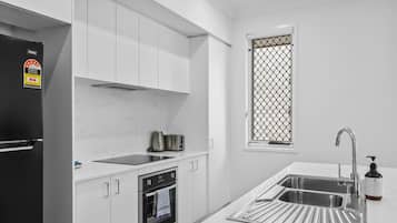 Frigorífico, microondas, horno y placa de cocina
