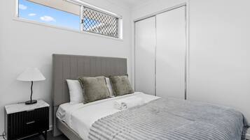 4 bedrooms, iron/ironing board, WiFi, bed sheets