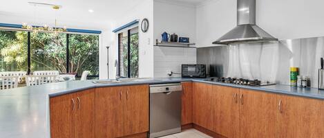 冰箱、微波炉、烤箱、炉灶