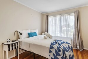 4 bedrooms, iron/ironing board, WiFi, bed sheets - Peaceful 4BR Retreat in Leafy Forest Lake Setting (Forest Lake)