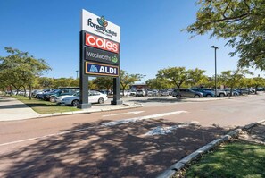 Property grounds - Peaceful 4BR Retreat in Leafy Forest Lake Setting (Forest Lake)