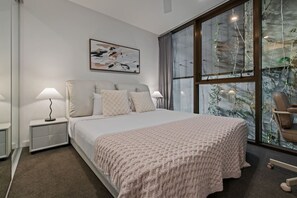 3 habitaciones, tabla de planchar con plancha, wifi y ropa de cama