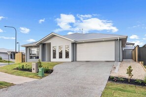 Exterior - Modern 3BR Home in Peaceful Park Ridge Estate (Park Ridge)