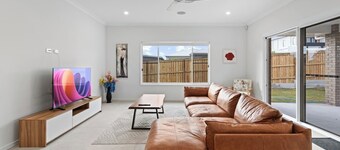 Modern 5BR Home in Peaceful Park Ridge Estate