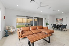 TV - Modern 5BR Home in Peaceful Park Ridge Estate (Park Ridge)