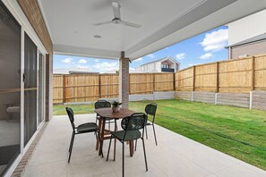 Outdoor dining - Modern 3BR Home in Peaceful Park Ridge Estate (Park Ridge)