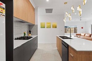 Fridge, microwave, oven, stovetop - Modern 5BR Home in Peaceful Park Ridge Estate (Park Ridge)