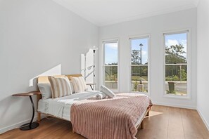 5 bedrooms, desk, iron/ironing board, WiFi - Modern 5BR Home in Peaceful Park Ridge Estate (Park Ridge)