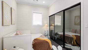 4 bedrooms, iron/ironing board, WiFi, bed sheets