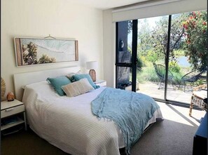 4 bedrooms, iron/ironing board, WiFi, bed sheets - Coastal Comfort- Pool, Golf, Beach + Room for 8+ I Only a short walk to beach (Torquay)