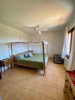 2 habitaciones, tabla de planchar con plancha, wifi y ropa de cama 