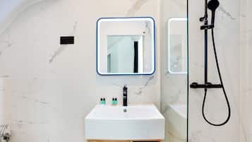 Apartamento | Banheiro | Secador de cabelo, toalhas de banho, shampoo