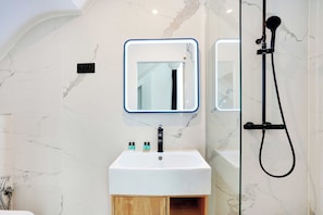 Apartment | Bathroom | Hair dryer, towels, shampoo