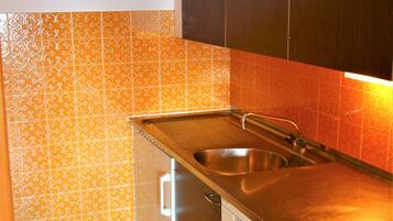 Een koelkast, een oven, een kookplaat, een vaatwasser