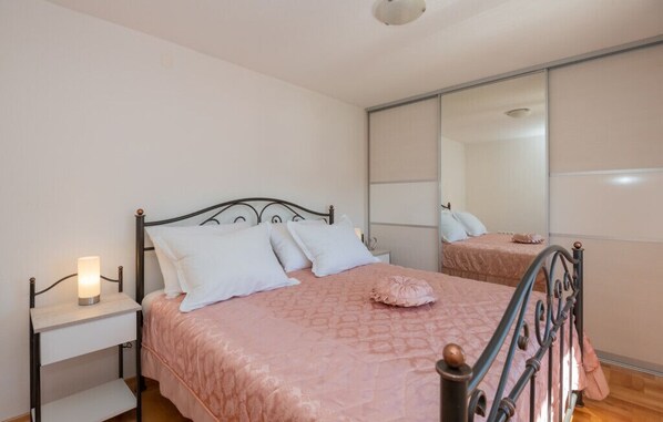 4 bedrooms, iron/ironing board, free WiFi, bed sheets