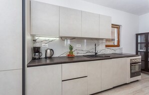 Fridge, oven, dishwasher, coffee/tea maker