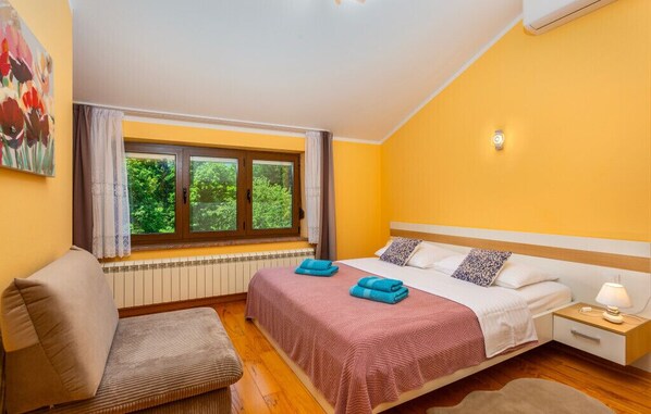 3 bedrooms, iron/ironing board, free WiFi, bed sheets