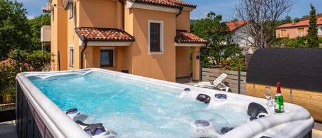 Outdoor spa tub