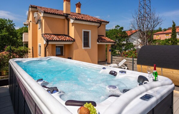 Outdoor spa tub