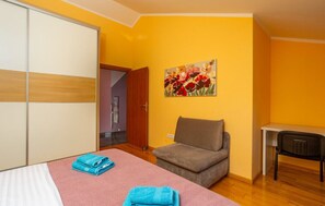 3 bedrooms, iron/ironing board, free WiFi, bed sheets