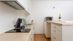 Refrigerador, lavavajillas, cafetera y tetera y utensilios de cocina 