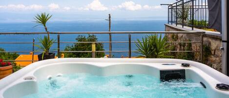 Outdoor spa tub