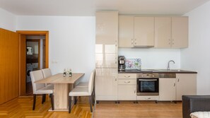 Fridge, oven, dishwasher, coffee/tea maker - Apartman Zora 3 by Villas guide (Mošcenice)