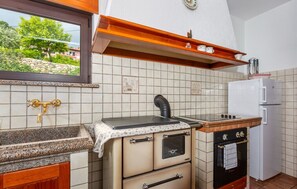 Réfrigérateur, four, lave-vaisselle, cafetière/bouilloire