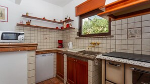 Fridge, oven, dishwasher, coffee/tea maker