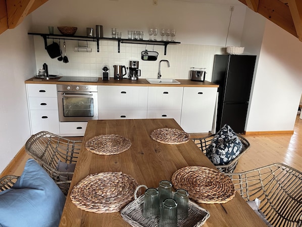 Fridge, oven, stovetop, dishwasher