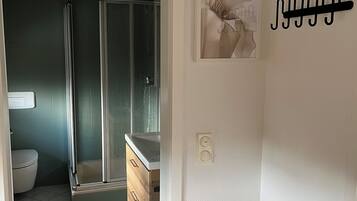 Hiustenkuivaaja, pyyhkeet, saippua, vessapaperi