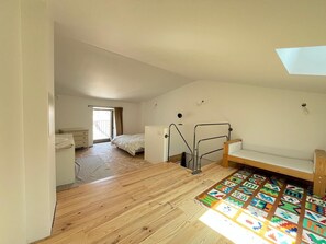 Iron/ironing board, bed sheets