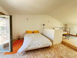 3 bedrooms, iron/ironing board, bed sheets