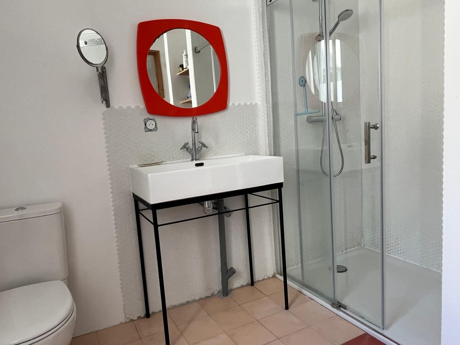 Dusche, Haartrockner, Handtücher, Seife