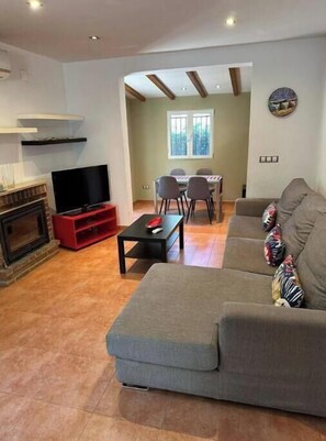 TV, fireplace - Cozy townhouse near the sea and mountains (VC)