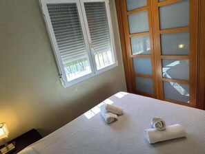 3 chambres, fer et planche à repasser, draps fournis